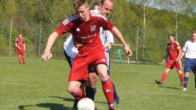 Strittiger Zweikampf: Im Duell der Torschützen klammerte Trainer Engelbert Unterbuchberger vom TSC Bärnfels von hinten am Bieberbacher Rene Krügel und brachte ihn zu Fall. Doch Schiri Gerhard Nagengast war die Sicht versperrt, der Elfmeterpfiff blieb aus.  Fotos: Leo Hühnlein