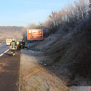 Betrunkene überschlägt sich mit Pkw auf A70