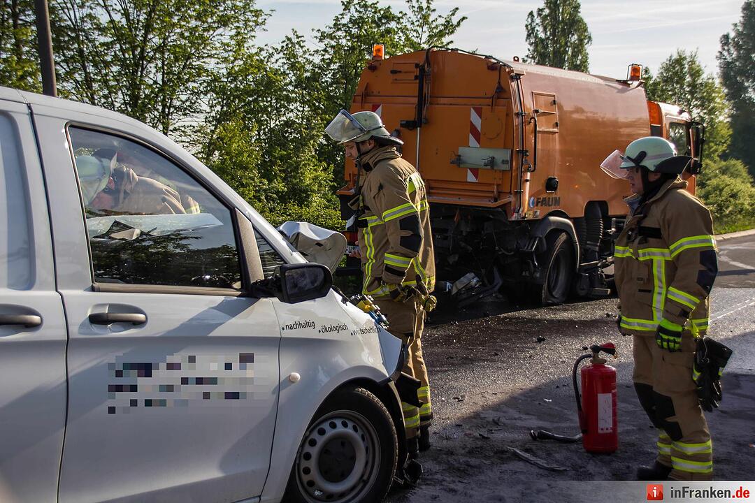 Schwerer Unfall in Fürth: Kleintransporter kracht in Kehrfahrzeug