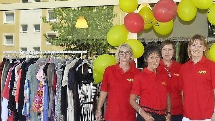 Das Team des Kleider-Kaffees freut sich auf die zukünftigen Gäste. Zur Kleidersuche oder "nur" zum Kaffee und einen Plausch.