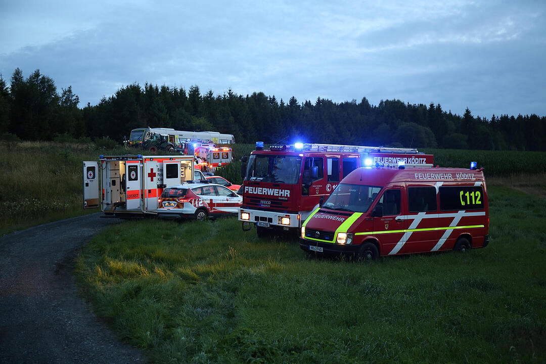 Traktor kracht in Zug - Glücklicherweise lediglich Zuginsassin und Traktorfahrer verletzt – Kollision erfolgte an unbeschranktem Bahnübergang – Unfallursache noch unklar – Großaufgebot an Rettungskräften alarmiert