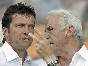 Giovanni Trappatoni (hier mit Lothar Matthäus, links), jetzt Coach der Vatikanstadt-Elf, gilt als einer der erfolgreichsten Fußballtrainer weltweit. In Deutschland ist er vor allem durch seine Wutrede am 11. März 1998 nachdrücklich in Erinnerung geblieben. Foto: dpa/Alessandro della Valle