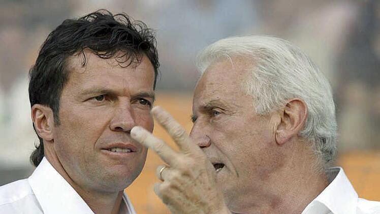 Giovanni Trappatoni (hier mit Lothar Matthäus, links), jetzt Coach der Vatikanstadt-Elf, gilt als einer der erfolgreichsten Fußballtrainer weltweit. In Deutschland ist er vor allem durch seine Wutrede am 11. März 1998 nachdrücklich in Erinnerung geblieben. Foto: dpa/Alessandro della Valle