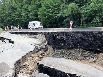 Die Straße in einer der Serpentinen am Hambach ist metertief eingebrochen. Foto: Eckehard Kiesewetter
