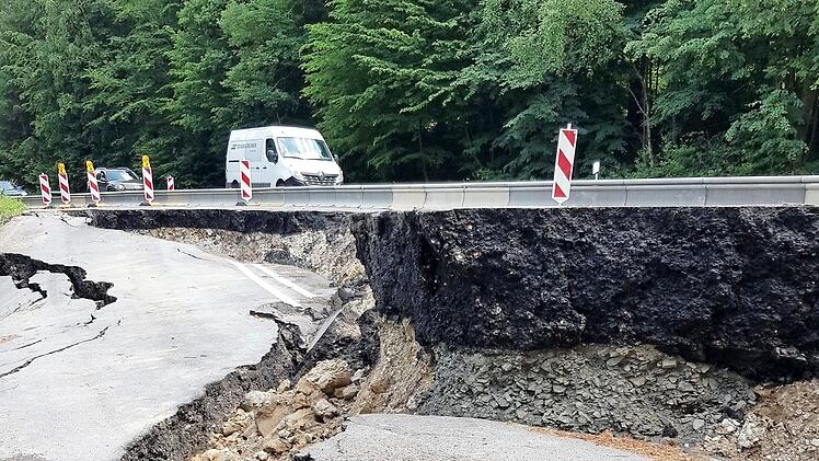 Die Straße in einer der Serpentinen am Hambach ist metertief eingebrochen. Foto: Eckehard Kiesewetter