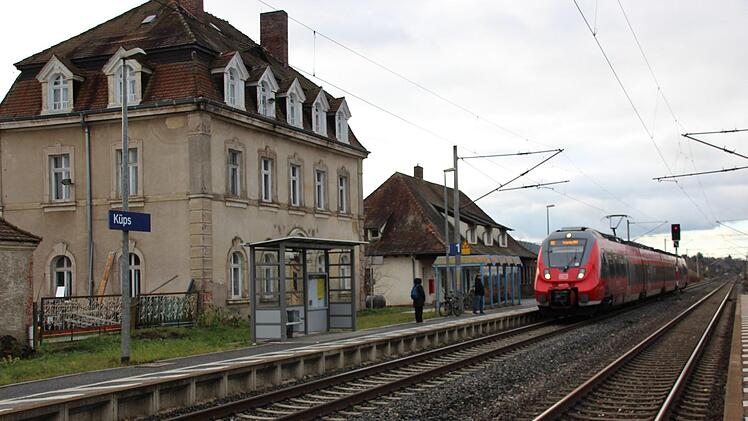 Ein Regional-Express Richtung Leipzig hält in Küps an Gleis 1. Foto: Andreas Schmitt