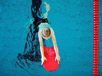 Die Gemeinde Nüdlingen bezuschusst Schwimmkurse. Foto: Symbolbild/Rolf Vennenbernd/dpa