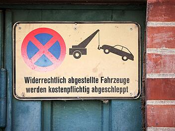 Hinweisschild zum Abschleppen
