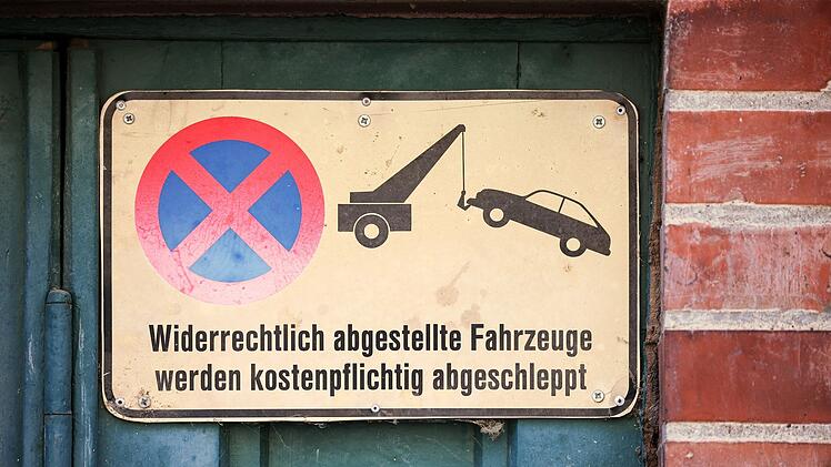 Hinweisschild zum Abschleppen