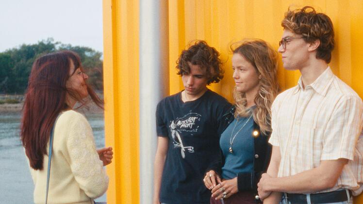 Die 15-jährige Pariserin Camille (Marysole Fertard, zweite von rechts) lernt in ihren Strandferien 1991 eine Gruppe lokaler Jugendlicher kennen. Die Freunde Martin (Joann Brezot, rechts), Alexandre (Félix Nebel) und Jenny (Ophélie Bau) sind ihr schnell sehr sympathisch.