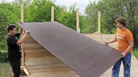 Kevin Mertinatsch (links) und Patrick Druckenbrod legen eine der Siebdruckplatten auf eines der Elemente des neuen Skateparks.