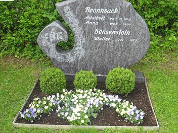 Grabflächen im Poppenlauer Friedhof können künftig eine Grabeinfassung erhalten. Foto: Markt Maßbach
