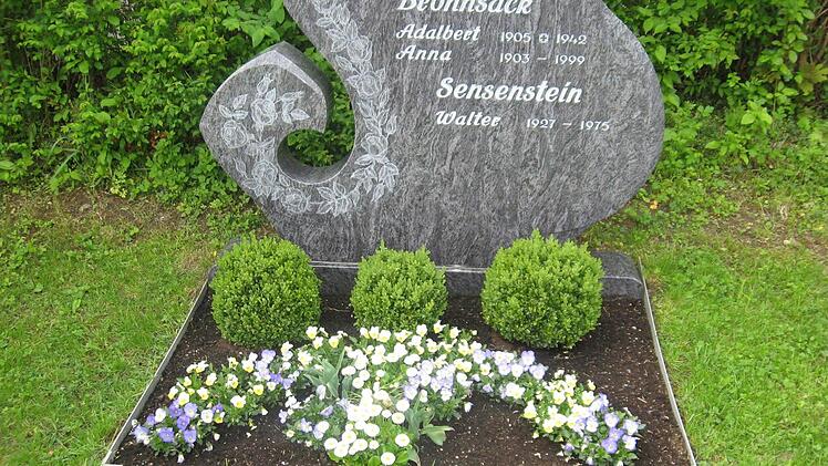 Grabflächen im Poppenlauer Friedhof können künftig eine Grabeinfassung erhalten. Foto: Markt Maßbach