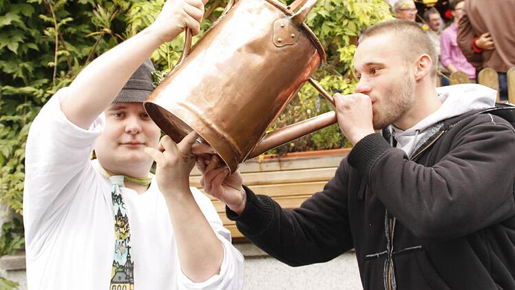 Aus dem "Gießer" durften die zahlreichen Zaungäste das Bier aus der Hand der Kellner trinken. Links Kellner Max Lemnitzer.