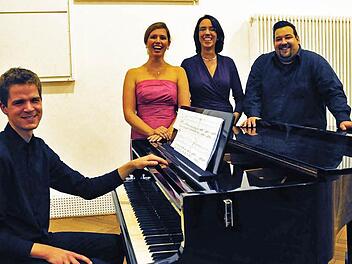 Jean Pauls musikalische Reminiszenzen führten der Pianist Jacob Bussmann, die Sopranistin Marie Link, die Flötistin Betty Nieswandt und der Bariton Christos Pelekanos (von links) im Saal der Musikschule auf.Foto: Fuchs