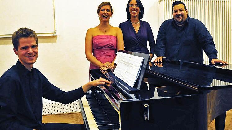 Jean Pauls musikalische Reminiszenzen führten der Pianist Jacob Bussmann, die Sopranistin Marie Link, die Flötistin Betty Nieswandt und der Bariton Christos Pelekanos (von links) im Saal der Musikschule auf.Foto: Fuchs