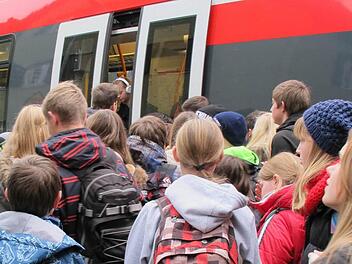 Die Überfüllung der Züge im Schulverkehr, vor allem an Freitagen, soll bald der Vergangenheit angehören. Die Bahn will reagieren und Fünfteiler einsetzen. Foto: Archiv/Astrid Vetter