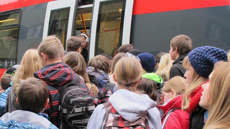 Die Überfüllung der Züge im Schulverkehr, vor allem an Freitagen, soll bald der Vergangenheit angehören. Die Bahn will reagieren und Fünfteiler einsetzen. Foto: Archiv/Astrid Vetter