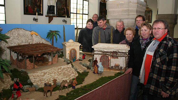 Wolfgang und Annette Walter (von rrechts) mit einigen Bewohnern von Krausenbechhofen, die den Aufbau der Krippe verfolgten.