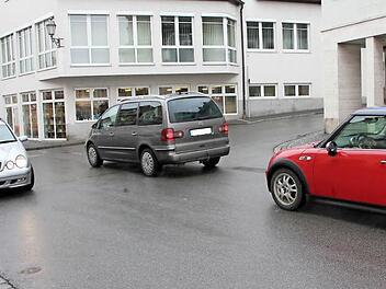 Nicht immer auf der Höhe sind die Autofahrer am Fuße des Stadtbergs, wer den nun zuerst fahren darf? Der beste Tipp: Blickkontakt aufnehmen und per Handzeichen verständigen. Gegenseitige Rücksichtnahme beugt Blechschäden vor.FotoRalf Kestel