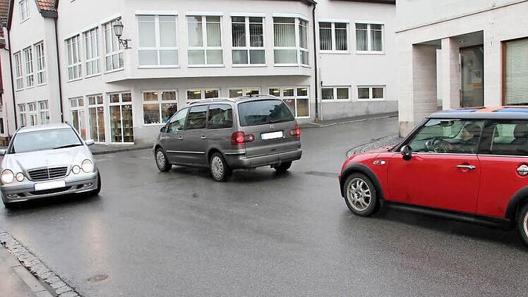 Nicht immer auf der Höhe sind die Autofahrer am Fuße des Stadtbergs, wer den nun zuerst fahren darf? Der beste Tipp: Blickkontakt aufnehmen und per Handzeichen verständigen. Gegenseitige Rücksichtnahme beugt Blechschäden vor.FotoRalf Kestel