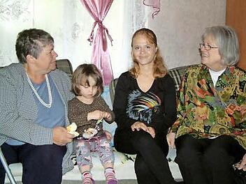 Karin Rühlmann (rechts) besucht mit Ludmila Kurowa die kleine Aljona, die Tochter von Anna, zwei betreuten Personen der Kinderhilfe St. Petersburg. Foto: Pauline Lindner