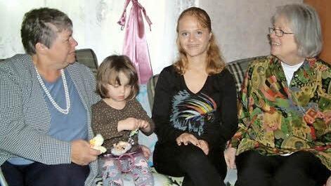 Karin Rühlmann (rechts) besucht mit Ludmila Kurowa die kleine Aljona, die Tochter von Anna, zwei betreuten Personen der Kinderhilfe St. Petersburg. Foto: Pauline Lindner