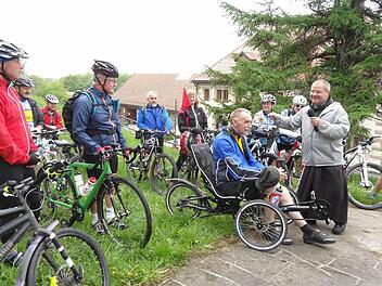 "Gott, dir lege ich meine Fahrten in die Hand, begleite mich auf all meinen Wegen." Die erste Fahrradsegnung auf dem Kreuzberg mit Pater Rainer Treutlein stand unter dem Motto: "Jesus would ride da bicycle - Jesus würde Fahrrad fahren".  Foto: Marion Eckert