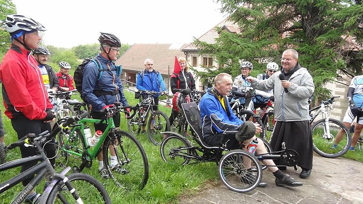 "Gott, dir lege ich meine Fahrten in die Hand, begleite mich auf all meinen Wegen." Die erste Fahrradsegnung auf dem Kreuzberg mit Pater Rainer Treutlein stand unter dem Motto: "Jesus would ride da bicycle - Jesus würde Fahrrad fahren".  Foto: Marion Eckert