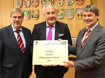 Bildungsminister Ludwig Spaenle (Mitte) überreichte das Gütesiegel "Bildungsregion in Bayern" an Landratsstellvertreter Gerhard Wunder (rechts). Mit im Bild Clemens Brosig von der Regierung von Oberfranken und der Konferenz der Schulaufsicht.  Foto: Friedwald Schedel