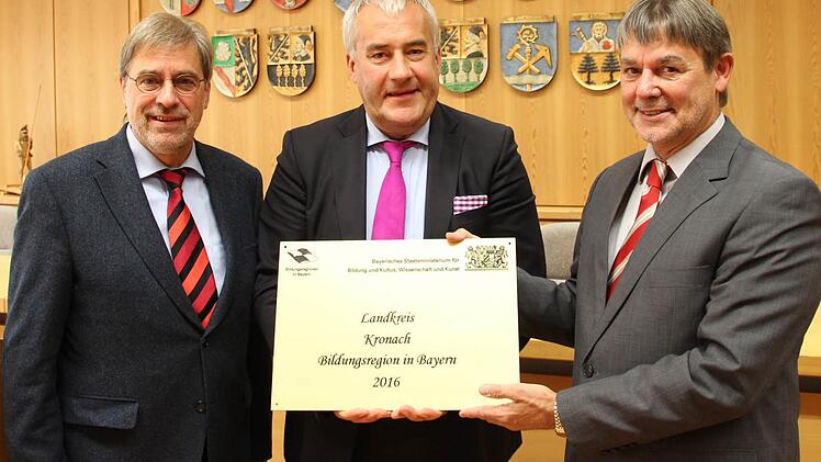 Bildungsminister Ludwig Spaenle (Mitte) überreichte das Gütesiegel "Bildungsregion in Bayern" an Landratsstellvertreter Gerhard Wunder (rechts). Mit im Bild Clemens Brosig von der Regierung von Oberfranken und der Konferenz der Schulaufsicht.  Foto: Friedwald Schedel