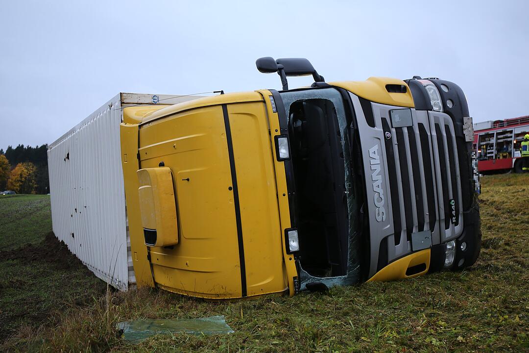 Lkw in Oberfranken kippt um - Fahrer eingeklemmt