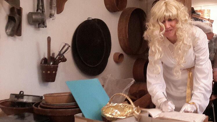 Der Eintrag der Besucher ins Gästebuch gehört bei den besinnlichen Weihnachtsfeiern einfach dazu. Da musste selbst der blonde Engel zum Stift greifen. Foto: Rolf Pralle