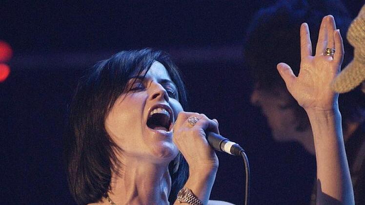 Die Sängerin der irischen Rockgruppe The Cranberries,  Dolores O'Riordan, steht am 06.05.2004 in London (Großbritannien) in der Royal Albert hall auf der Bühne.  O'Riordan starb im Alter von 46 Jahren in London, wie die britische Nachrichtenagentur PA am Montag unter Berufung auf O'Riordans Management berichtete. Foto: Yui Mok/PA Wire/dpa
