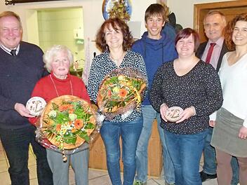 Die Sieger des Einzelhauswettbewerbs wurde in der Hauptversammlung des Gartenbauvereins Gumpersdorf geehrt. Unser Bild zeigt (von links) Bürgermeister Volker Schmiechen, Elfriede Stübinger, Erika Haderdauer, den neuen Kassenprüfer Ben Berthold, Vorsitzende Sonja Hofmann, Kreisvorsitzender Günter Reif und die neue Kassierin Anne Engelhardt. Foto: Werner Oetter
