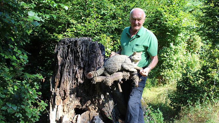 Rainer Betz zeigt das Präperat des großen Kuders in seinem Jagdunterricht. Foto: Julia Raab