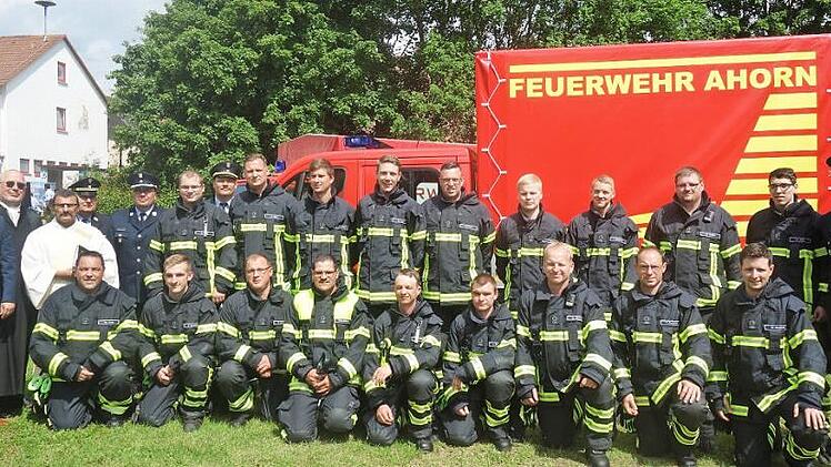 Die Verantwortlichen der Wehr sind stolz auf das neue Fahrzeug.  Foto: Doris Weidner