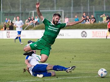 Knapp vor der Strafraumgrenze gr&auml;tscht der Unterpleichfelder Lukas Gull (wei&szlig;es Trikot) in den Laufweg von Nikolai Altwasser, erwischt aber nicht den Ball, sondern foult den Friesener. Da er auch noch letzter Mann war, flog Gull mit Rot vom Platz.  Foto: Heinrich Wei&szlig;