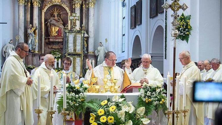 Der neue Abt des Klosters (Bild Mitte) zelebrierte zusammen mit den angereisten Würdenträgern die Hl. Messe.