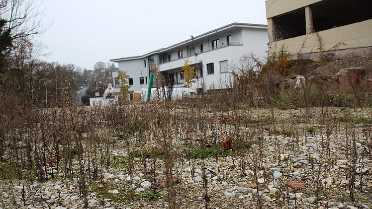 Das ehemalige DSZ in Coburg steht mittlerweile als entkernte Bauruine da. Der Investor überarbeitet derzeit seine Pläne. Links der bereits fertige Neubau.Oliver Schmidt