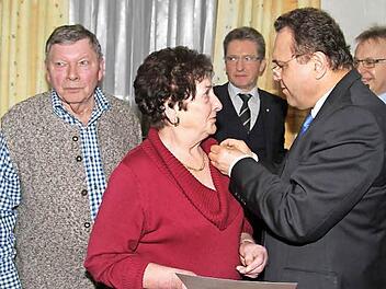 Leni Treusch und Horst Vetter (links) bekamen vom stellvertretenden Vorsitzenden der CSU/CDU-Bundestagsfraktion Hans-Peter Friedrich persönlich die bronzene Raute der CSU angesteckt - eine hohe Auszeichnung für mehr als fünfzigjähriges Engagement.  Foto: Sonja Adam