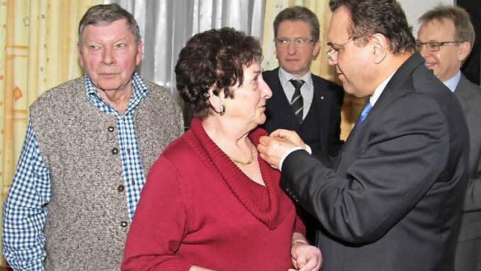 Leni Treusch und Horst Vetter (links) bekamen vom stellvertretenden Vorsitzenden der CSU/CDU-Bundestagsfraktion Hans-Peter Friedrich persönlich die bronzene Raute der CSU angesteckt - eine hohe Auszeichnung für mehr als fünfzigjähriges Engagement.  Foto: Sonja Adam