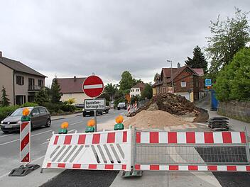 Die dunklen Wolken am Autofahrerhimmel über der B 85 verziehen sich nur für kurze Zeit: Nach Abschluss der Bauarbeiten in Heinersreuth (Bild) beginnt nach einer kleine Pause die Sanierung der Bundesstraße auf drei Kilometern zwischen Forstlahm und Wehelitz. Foto: Jürgen Gärtner