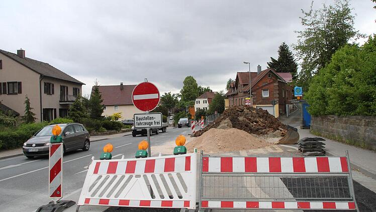 Die dunklen Wolken am Autofahrerhimmel über der B 85 verziehen sich nur für kurze Zeit: Nach Abschluss der Bauarbeiten in Heinersreuth (Bild) beginnt nach einer kleine Pause die Sanierung der Bundesstraße auf drei Kilometern zwischen Forstlahm und Wehelitz. Foto: Jürgen Gärtner