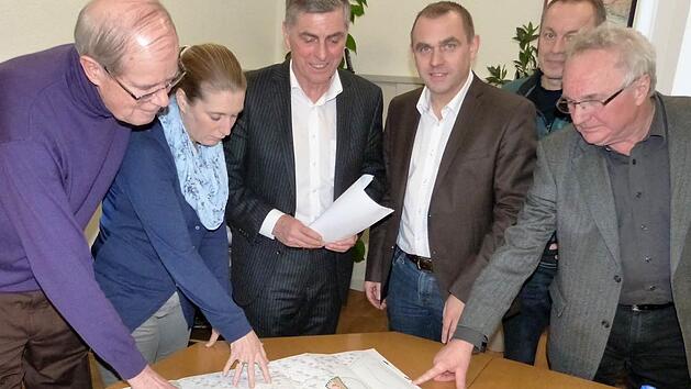 B&uuml;rgermeister Siegfried Decker und die Fraktionssprecher sehen in dem integralen Hochwasserschutzkonzept und dem geplanten Baugebiet "Steigengasse" zwei v&ouml;llig unterschiedliche Handlungsfelder. Von links: Gemeinderat Ulrich Stelter, 3. B&uuml;rgermeisterin Patricia Lerner, B&uuml;rgermeister Decker, 2. B&uuml;rgermeister Alexander Wunderlich, Diplomingenieur Erich Hahn und Gemeinderat Klaus Zahner. Foto: Werner Rei&szlig;aus