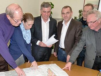 Bürgermeister Siegfried Decker und die Fraktionssprecher sehen in dem integralen Hochwasserschutzkonzept und dem geplanten Baugebiet "Steigengasse" zwei völlig unterschiedliche Handlungsfelder. Von links: Gemeinderat Ulrich Stelter, 3. Bürgermeisterin Patricia Lerner, Bürgermeister Decker, 2. Bürgermeister Alexander Wunderlich, Diplomingenieur Erich Hahn und Gemeinderat Klaus Zahner. Foto: Werner Reißaus