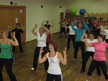 In der Kleukheimer Turnhalle geht es am 27. Februar beim Aerobic-Tag um Fitness. Veronika Wagner (vorne links), Doris Schober und Nicole Gunzelmann leiten die einzelnen Übungseinheiten. Foto: privat