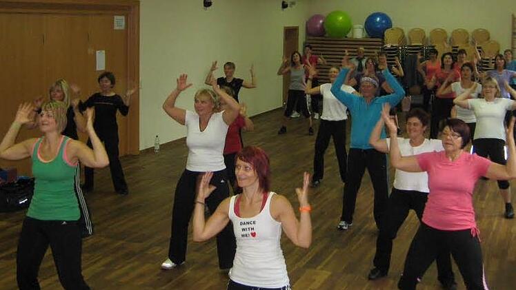 In der Kleukheimer Turnhalle geht es am 27. Februar beim Aerobic-Tag um Fitness. Veronika Wagner (vorne links), Doris Schober und Nicole Gunzelmann leiten die einzelnen Übungseinheiten. Foto: privat