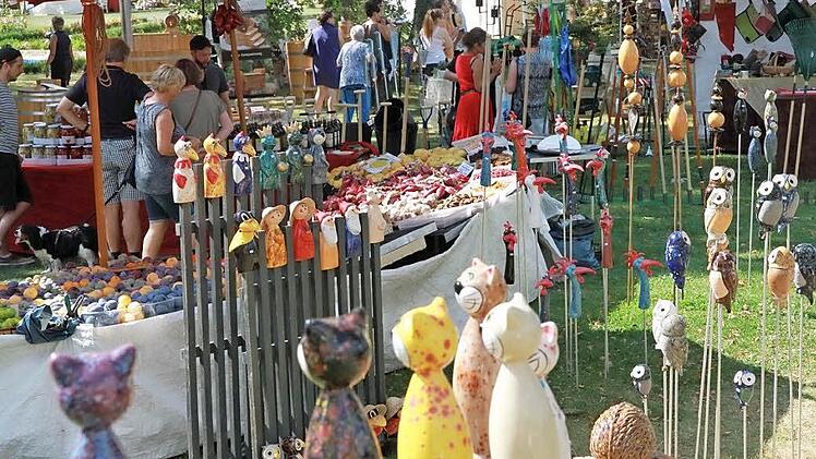 Dekorationen machen den Garten bunt.