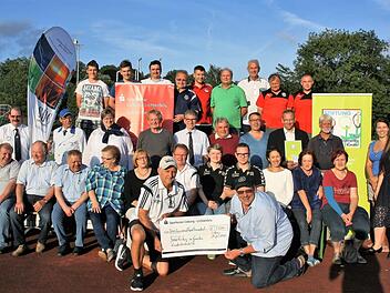 Diese Personen trugen als Vertreter von Vereinen, Verb&auml;nden und Firmen sowie als Privatleute bei einem Fu&szlig;ball-Benefiztag zugunsten der Coburger Stiftung krebskranker Kinder zum stattlichen Erl&ouml;s von 3500 Euro bei, vorne die Hauptinitiatoren Uwe Jahrsd&ouml;rfer (links) und Thomas Flursch&uuml;tz. Foto: Hans Haberzettl